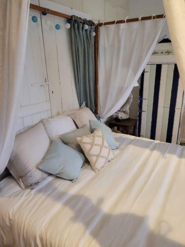 4 Bedrooms In A Charming House With Swimming Pool