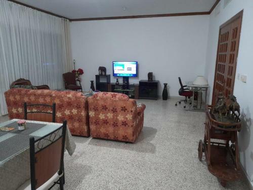 Family Room In A 10 Minutes Walk From Corniche Beach