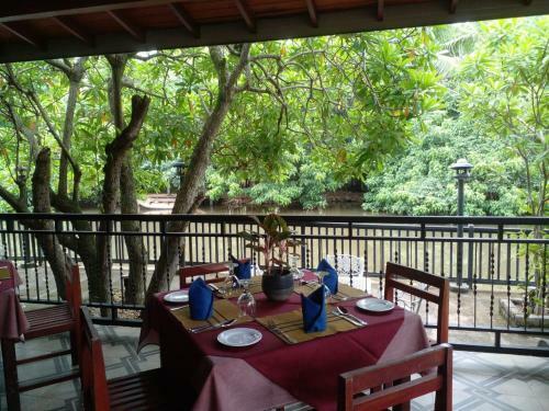 Hotel Amaa River Garden