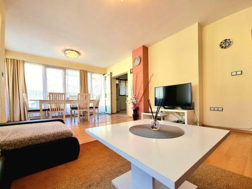 Sunny View - Seaside Apartment With Garage