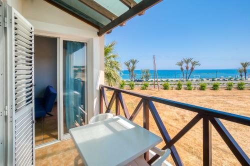 Kate's Latchi Beachfront Apartment 104 By Ezoria
