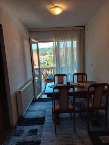 Apartment Em 2