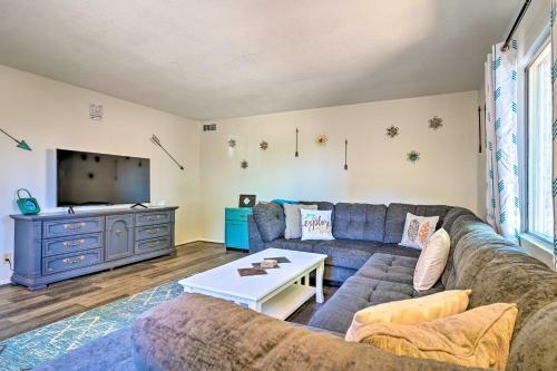 Vibrant Family Home With Grill, Walk Downtown!