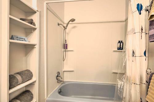 Vibrant Family Home With Grill, Walk Downtown!