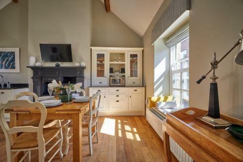 Pope Lodge: Stunning Stone Coach House Conversion