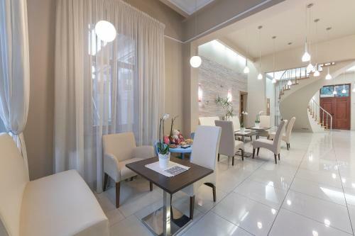 Hostal Valensija Studio Apartment Hotel