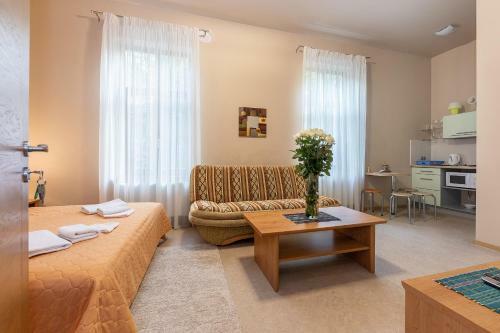 Hostal Valensija Studio Apartment Hotel
