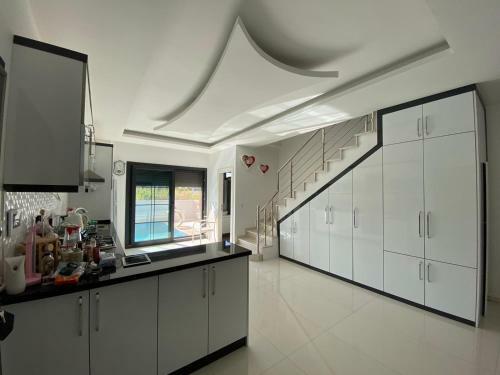 Detached Villa In �e?me Center
