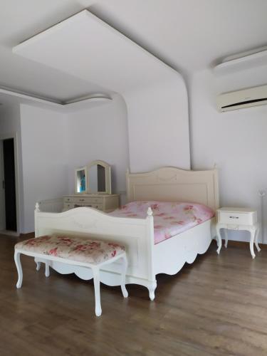 Detached Villa In �e?me Center