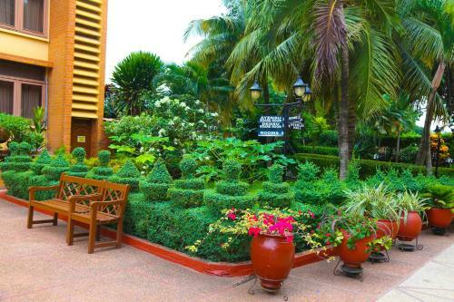 Coconut Grove Regency Hotel