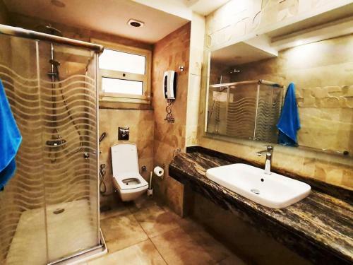 Spacious Executive Luxury Apartment With Balcony
