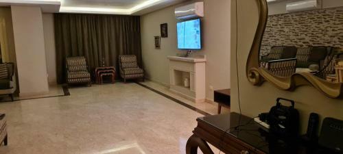 Spacious Executive Luxury Apartment With Balcony