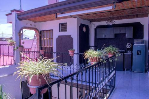 Apartamento Habitaciones Privadas, Cocina Y Cochera Gratis