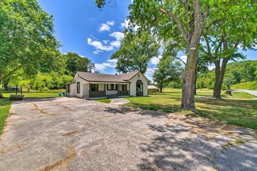 Bright Home With Fire Pit, Near Back 40 Trail!