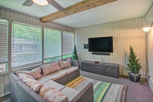 Updated Townhome With Deck, Grill And Sunroom!