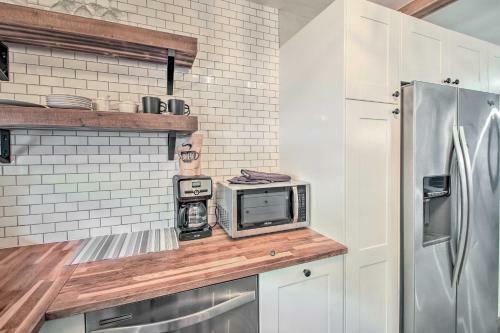 Updated Townhome With Deck, Grill And Sunroom!