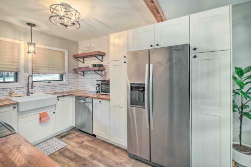 Updated Townhome With Deck, Grill And Sunroom!