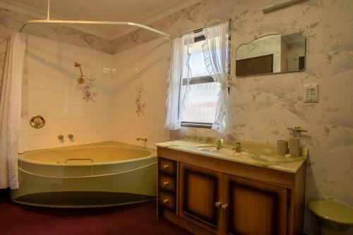 Redcliff House - Te Anau Holiday Home