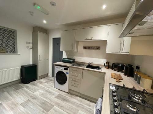 Hostal 5 Bed Home On Birdwell Road - Free Parking