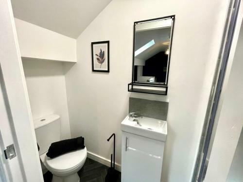 Hostal 5 Bed Home On Birdwell Road - Free Parking
