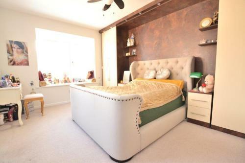 Spacious Modern Home In London With Beautiful Garden