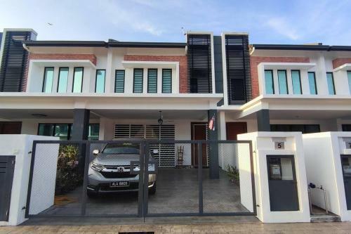 4-bedroom Home In Semenyih
