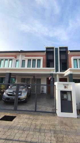 4-bedroom Home In Semenyih
