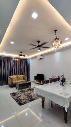 4-bedroom Home In Semenyih