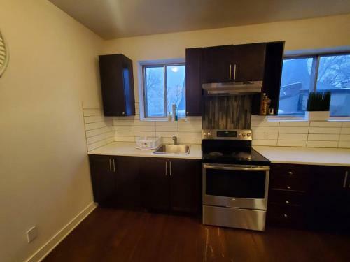 Full Kitchen / Metro Atwater / High Speed Internet