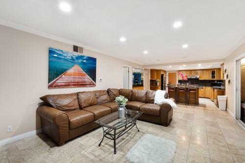 Fun Style! Swimming Pool * Hot Tub * Arcades * Game Room!