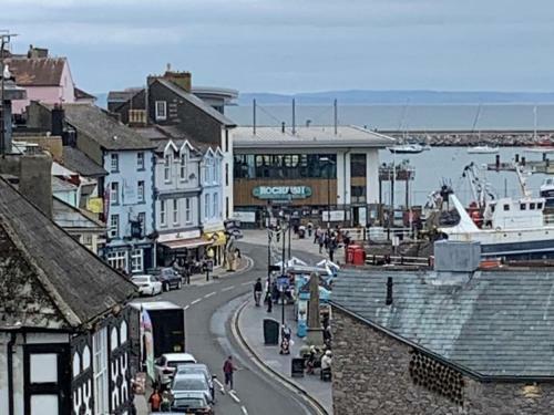 A Modern And Cosy Apartment Just Yards From Brixham?s Bustling Harbourside