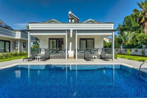 Villa Minta Suits