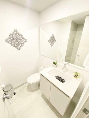 Gorgeous 3 Bedroom Apartment Condo With Balcony