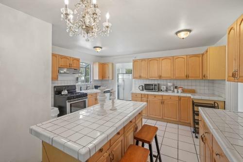 Spacious 5 Bedroom House Sleeps 13 Free Parking