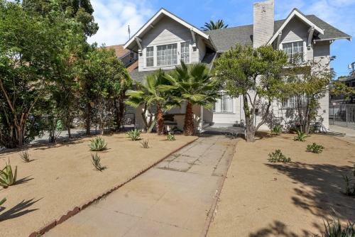 Spacious 5 Bedroom House Sleeps 13 Free Parking