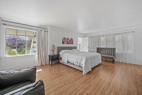 Spacious 5 Bedroom House Sleeps 13 Free Parking