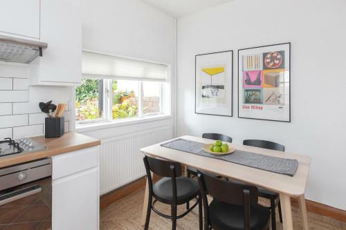 Relax In Stunning Apartment In Leafy Victorian Area