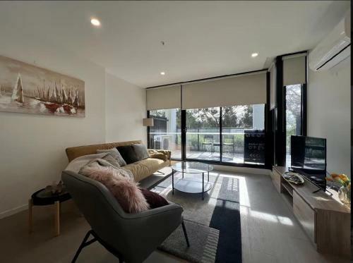 New Oakleigh Stylish 2b2b Townhouse With Beautiful View 03
