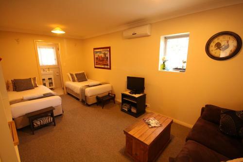 Silky Oak Cottage & Studio