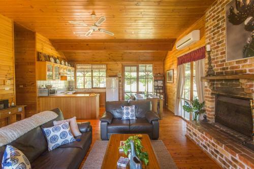 Silky Oak Cottage & Studio