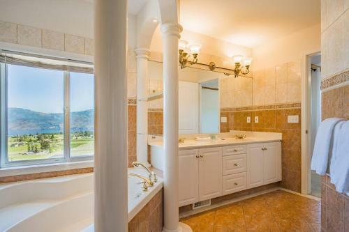 Cheerful 3-bedroom Home In West Kelowna