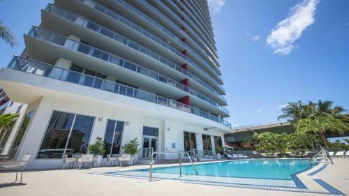 Spectacular Apartment Balcony Pool