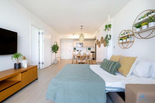 Tropical Apartment W Balcony 2 Br & 2 Bath Resort W Pool