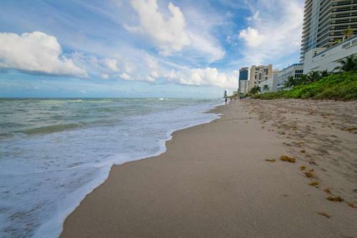 Beautiful City View 2bd 2ba Condo Beach Pool Gym