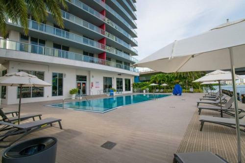 Beautiful City View 2bd 2ba Condo Beach Pool Gym