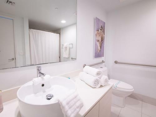 Chic 1br 1bth W Water Views Balcony Modern Kitchen Pool Gym