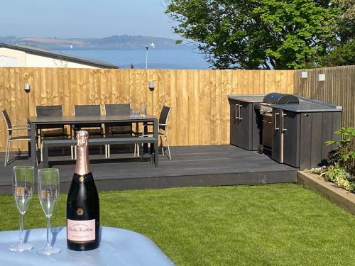 Spacious, Contemporary Seaside Luxury With Hot Tub