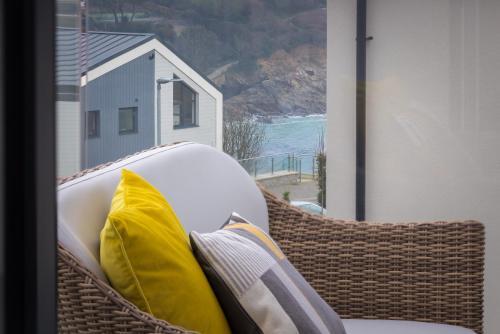Spacious, Contemporary Seaside Luxury With Hot Tub