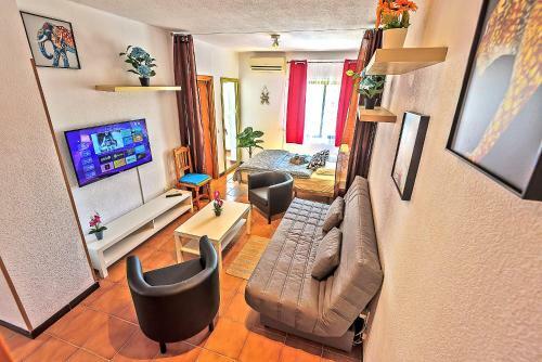 Ocean View Beach Apartment With Pool & Balconies