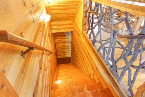 Villa Cozy Creekside Log Cabin W Firepit, Hot Tub, Wifi